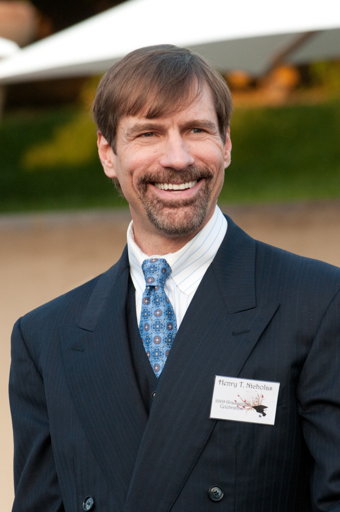 Photo : Henry T. Nicholas Foundation — CC BY-SA 3.0, via Wikimedia Commons Henry Nicholas III