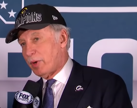 Photo : Fox Sports — CC BY-SA 3.0, via Wikimedia Commons Stanley Kroenke